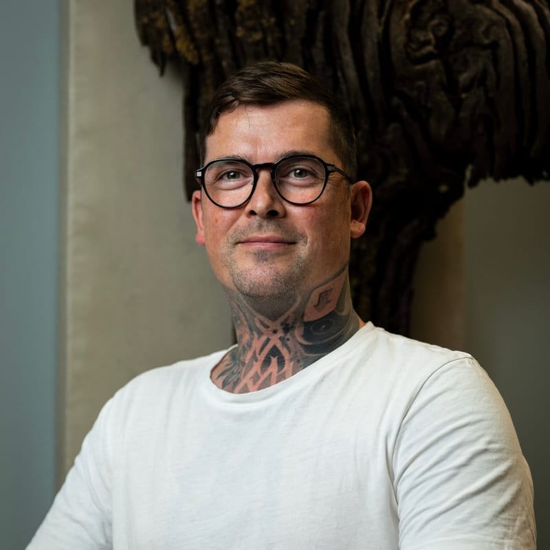 Portræt af Jonas Ohms, tatovør og grundlægger af The Meat Engraver